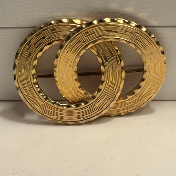 unbranded Jewelry - Vintage 70s Gold Tone Double Ring Brooch ✨ Textured Statement Pin